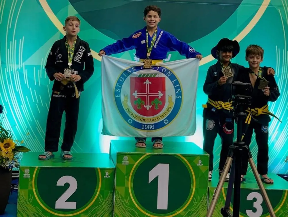 Alunos das Escolas Nilton Lins ganham ouro e bronze no Brasileiro de Jiu-Jitsu Crianças